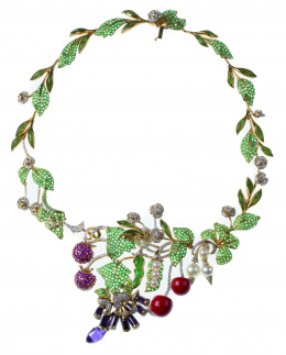 764.  Conjunto de collar, brazalete, y pendientes con diseño de hojas y flores de esmeraldas, brillantes, rubíes y jade con cerezas de coral colgantes