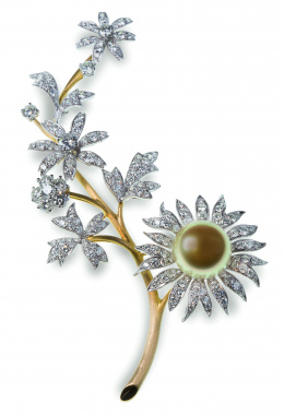 758.  Broche con diseño de rama de brillantes con flor principal con una perla Australiana golden , rodeada por pétalos de brillantes