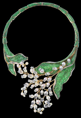 768.  Magnífico collar “Lily of the Valley” de pavé de esmeraldas con centro de perlas y flores de brillantes