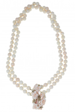 756.  Collar de coral piel de ángel con dos hilos de cuentas esféricas y gran cierre de motivos florales