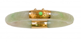 671.  Brazalete circular en jade tallado con motivos vegetales con cierre y articulación de la base en oro grabado