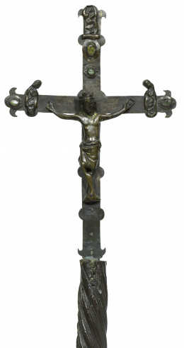 357.  Cruz románica de bronce con piedras simuladas aplicadas en cabujón.Limoges, S. XII - XIII.