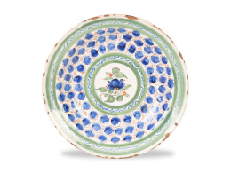 503.  Plato de cerámica esmaltada en verde y azul con flor en el asiento y hojas.Onda, Castellón, mediados del S. XIX.