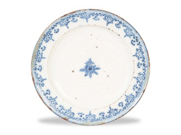 520.  Plato de cerámica esmaltada en azul cobalto con decoración de puntilla "Berain".Talavera, segundo cuarto del S. XVIII.