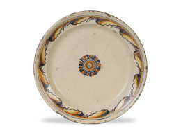 710.  Plato de cerámica esmaltada en ocre y azul.Triana, S. XVIII.
