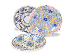 700.  Lote de tres platos de cerámica esmaltada. Uno de la fábrica de las Arenas.Manises, S. XIX.