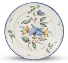 701.  Plato de cerámica esmaltada en verde oliva, ocre y azul.Ribesalbes, S. XIX.