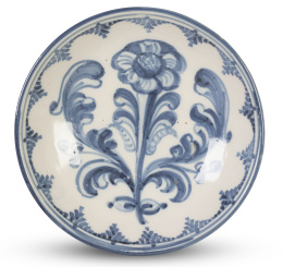 507.  Plato de cerámica esmaltada en azul de cobalto, decorado con la flor de la adormidera.Talavera, S. XIX.