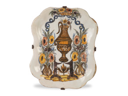 713.  Bandeja de "boda" Carlos IV de cerámica esmaltada con jarrón orlado de flores.Manises, pp. del S. XIX.