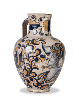 1379.  Jarro de cerámica esmaltada de la serie tricolor.Siguiendo modelos de Talavera, S. XX.