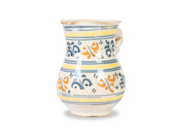 1060.  Jarro de cerámica esmaltada con asa sogueada, esmaltada en ocre, azul y amarillo.Talavera, primer cuarto del S. XIX.