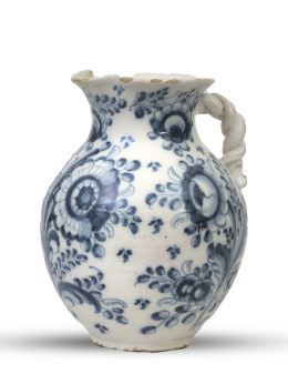 1242.  Jarro de bola de cerámica esmaltada en azul de cobalto, con flor de la adormidera. Asa torsa.Talavera, S. XVIII.