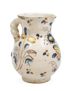 712.  Jarro de cerámica esmaltada con flores y asa sogueada.Talavera, segunda mitad del S. XVIII.