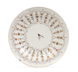 630.  Plato de cerámica esmaltada, con pajarito en el asiento y cenefa en el alero.Levante, S. XIX.