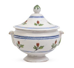 1211.  Sopera con tapa de cerámica esmaltada con decoración de flores.Francia, S. XIX.