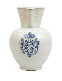 538.  Jarro de bola de cerámica esmaltada en azul de cobalto, con escudo el escudo de Castilla y León de cueros recortados.Talavera, S. XVII.
