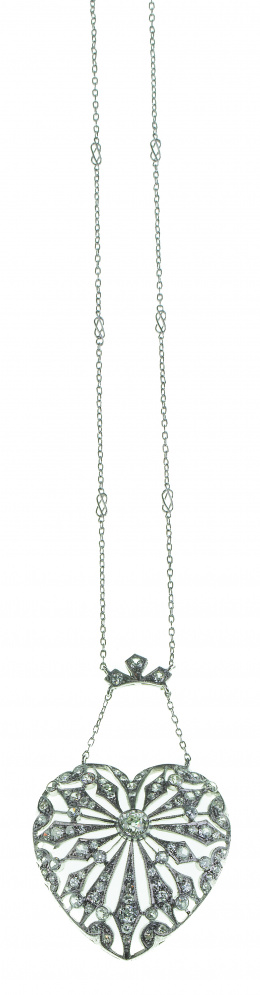 137.  Pendentif estilo Belle époque de brillantes en forma de corazón con un brillante en chatón central y decoración calada 