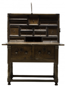 988.  Escritorio en madera de nogal con fileteado de boj.España, pps. S. XVII.