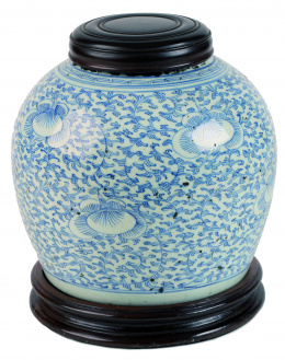 1066.  Bote para jengibre en porcelana esmaltada en azul cobalto.China, Cantón, pp. S. XX.