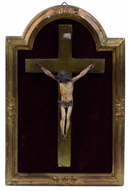 393.  Cristo expiranteEscultura en marfil tallado sobre cruz en madera doradaS. XVIII.