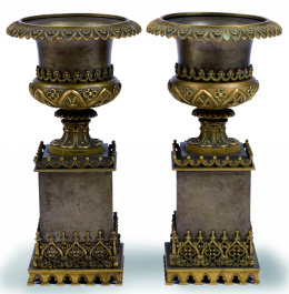 1185.  Pareja de copas neogóticas de bronce dorado sobre basamento. Trabajo francés, S. XIX.