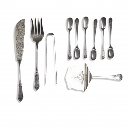 385.  Lote de tenedor y pala para servir de plata grabada, relevada y cincelada, ley 916 de pp. del S. XX y pinzas de plata de estilo Luis XVIMatilde Espuñes, (1909-1950).