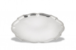 380.  Bandeja de contorno en plata con marcas, S. XX.