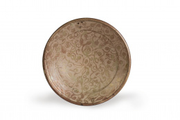 1061.  Plato de cerámica esmaltada en reflejo metálico con decoración de hojas.Manises, .
