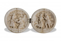 346.  Jesús y la mujer SamaritamaEsfera de marfil tallado.Trabajo colonial, S. XVIII-XIX.