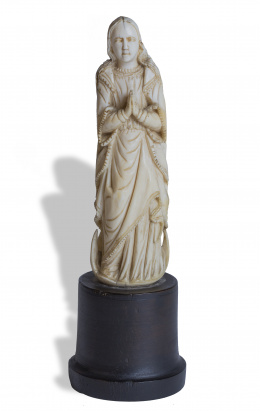 1165.  “Virgen orante”Marfil tallado.Trabajo indoportugués, S. XVII - XVIII.