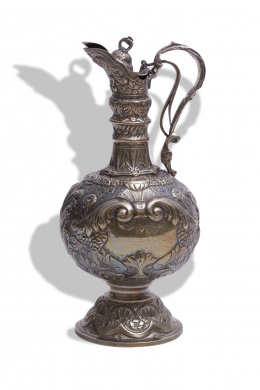 1090.  Jarro de plata en su color con decoración repujada, siguiendo modelos del S. XVII.S. XX..