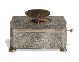 1006.  Caja de música autómata con “pajarito cantor”, en plata sterling ley 955.pp. del S. XX..