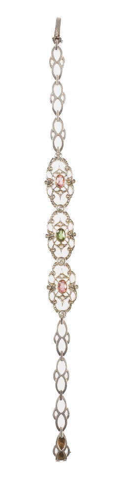 89.  Pulsera Art-Nouveau con tres centros calados con diamantes, turmalina verde y rosas flanqueados por chatones de brillantes