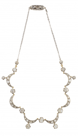 129.  Collar de ff. S. XIX con diamantes de talla rosa en medias lunas articuladas entre sí por diamantes montados en garras