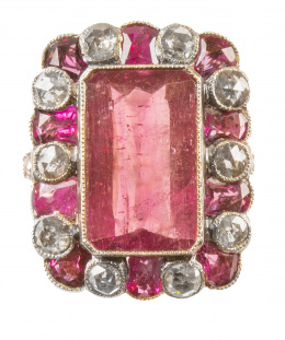 93.  Sortija de pp. S. XX con turmalina rosa de talla rectangular orlada de diamantes talla rosa y rubíes calibrados alternos