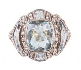 145.  SortijaArt-Decó de aguamarina rectangular central, rodeada por montura de diamantes talla rosa y aguamarinas que se combinan en diseño geométrico