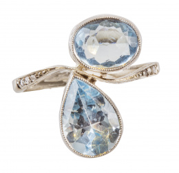 98.  Sortija tu y yo de aguamarinas de pp. S. XX, una de talla oval y otra perilla 