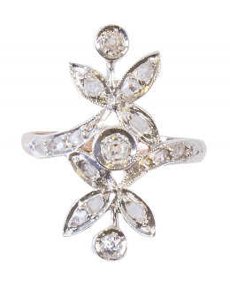 123.  Sortija lanzadera  de pp. S. XX  con brillantes de talla antigua formando hojitas