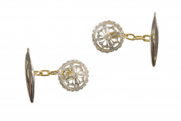 104.  Gemelos circulares de pp. S. XX con decoración calada y diamantitos en torno a un brillante central