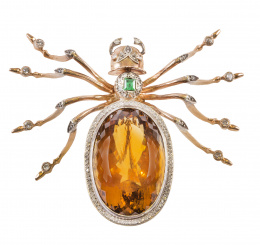 732.  Gran broche años 40 con diseño de araña, con cuerpo de citrino de talla oval y esmeralda, ambos orlados de brillantes