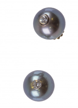 639.  Pendientes de perlas grises de Tahití con brillante en chatón central