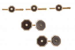 801.  Conjunto Art- Decó de gemelos dobles y tres botones octogonales con esmalte negro y perla central