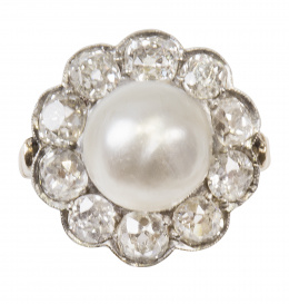 170.  Sortija c. 1930 con perla central, probablemente fina, orlada de brillantes de talla antigua