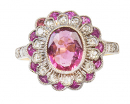 119.  Sortija de pp. S. XX de zafiro rosa central con doble orla, una de diamantes y otra de rubíes 