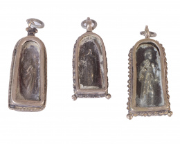 1173.  Tres capillas de plata y marco con cordoncillo con santos en el interior.Trabajo español, S. XVIII.
