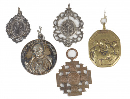 518.  Conjunto de cinco medallas en plata y bronce, una del Santo Sepulcro.Trabajo español, S. XVIII - XIX.