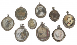 679.  Juego de nueve medallas devocionales con temas marianos y marcos de plata a cordoncillo.Trabajo español, S. XIX