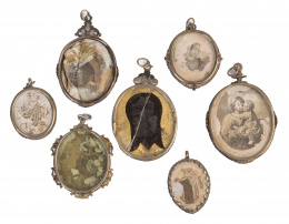 1171.  Conjunto de siete medallas devocionales y relicarios, uno de ellos con la Santa Faz.Trabajo español, S. XVIII - XIX
