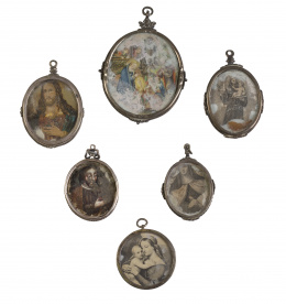 532.  Conjunto de seis medallas devocionales con marcos de plata rematados a cordoncillo, una con la Adoración de los Reyes Magos.Trabajo español, S. XIX