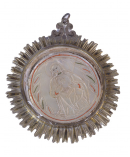 687.  Medalla devocional con el Sagrado Corazón de Jesús en nácar con partes policromadas,Palestina, S. XIX